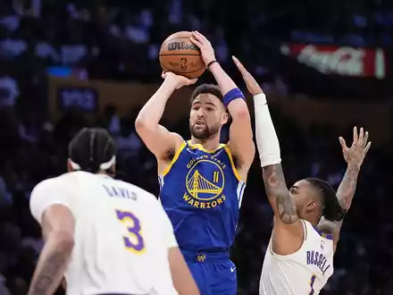 Guard Klay Thompson (M) wirft im Duell gegen sein zukünftiges Franchise auf den Korb. - Foto: Mark J. Terrill/AP/dpa