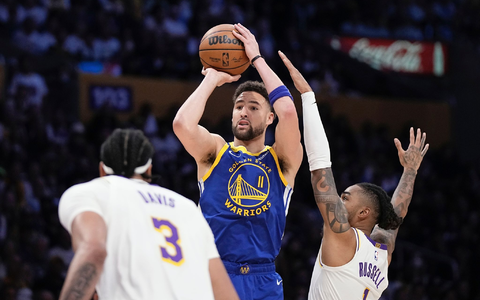 Guard Klay Thompson (M) wirft im Duell gegen sein zukünftiges Franchise auf den Korb. - Foto: Mark J. Terrill/AP/dpa