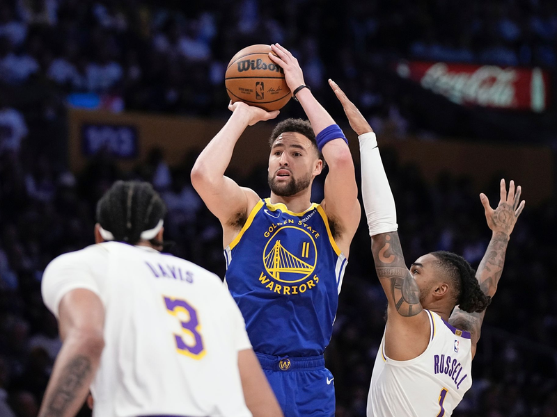Guard Klay Thompson (M) wirft im Duell gegen sein zukünftiges Franchise auf den Korb. - Foto: Mark J. Terrill/AP/dpa