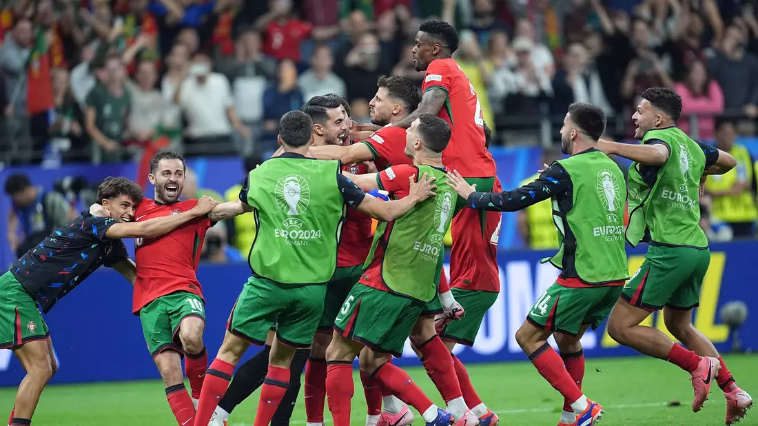 Die Portugiesen jubeln nach dem letzten verwandelten Elfmeter. - Bild: Uwe Anspach/dpa