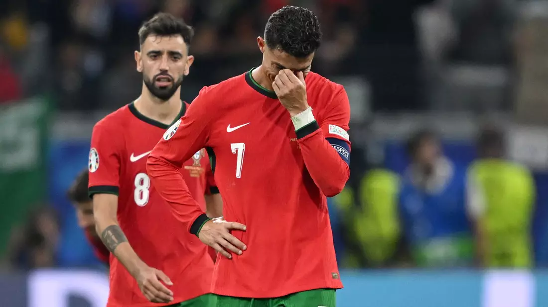 Ronaldo (r.) weinte nach seinem vergebenen Elfmeter in der Verlängerung. - Bild: Arne Dedert/dpa