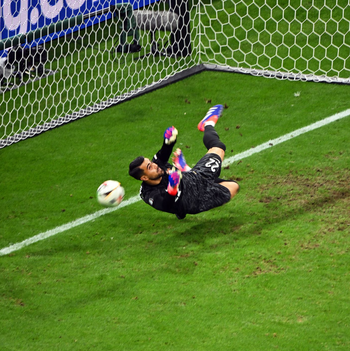 Portugals Torhüter Diogo Costa parierte drei Elfmeter. - Foto: Torsten Silz/dpa