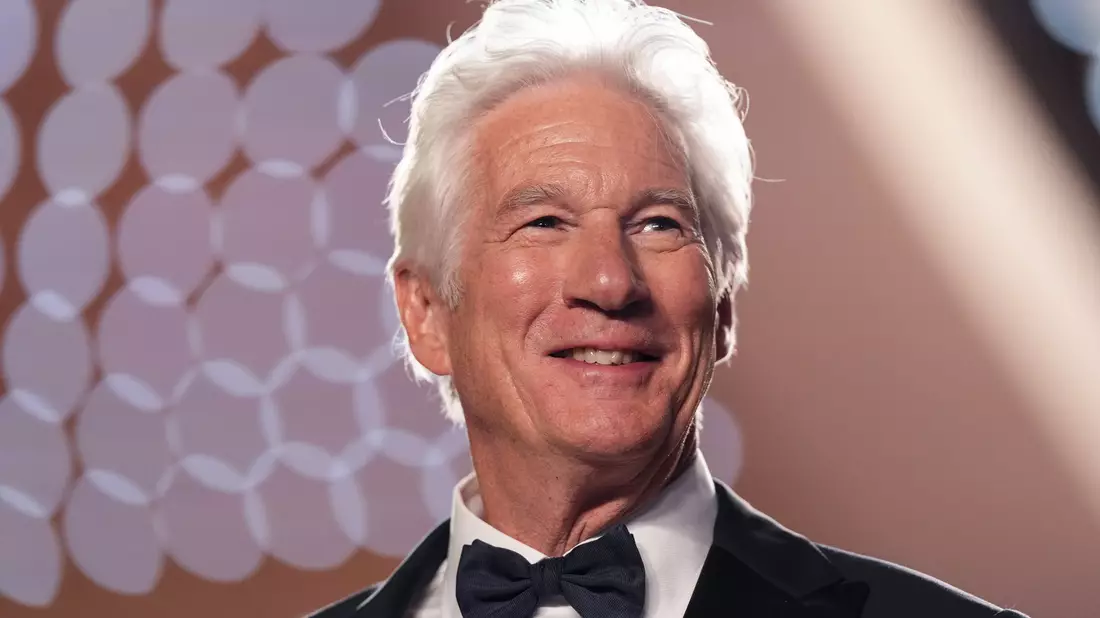 Richard Gere lässt sich auf seltene Fernsehrolle ein. - Bild: Scott A Garfitt/Invision/AP/dpa