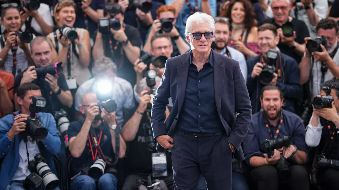 Richard Gere tritt vor die Fernsehkamera. - Bild: Daniel Cole/Invision/AP/dpa