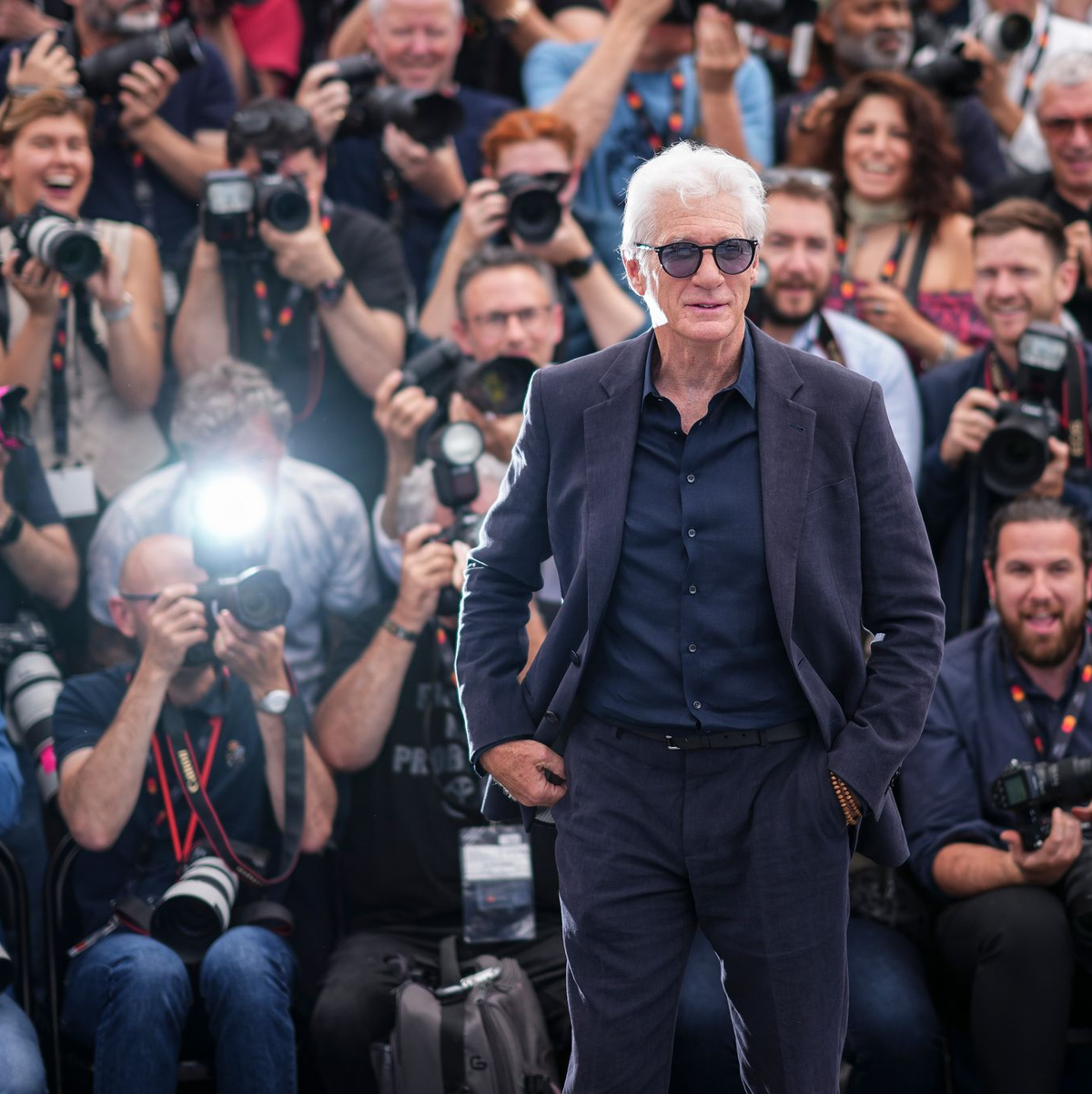 Richard Gere tritt vor die Fernsehkamera. - Foto: Daniel Cole/Invision/AP/dpa