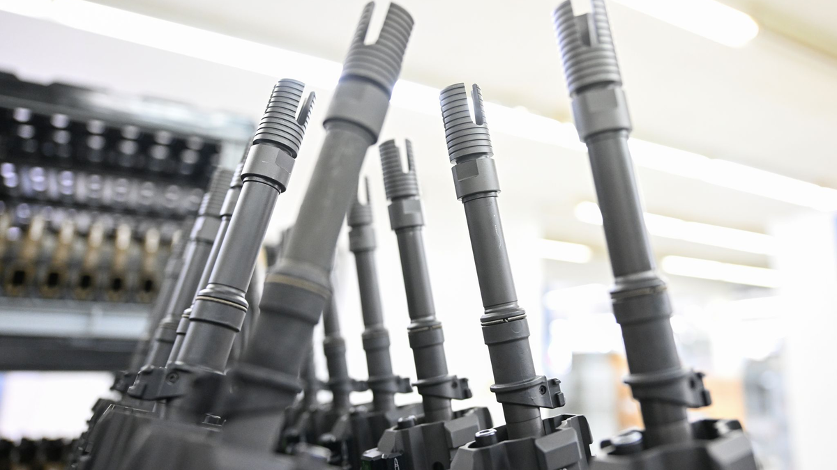 In einer Produktionshalle des Waffenherstellers Heckler & Koch in Oberndorf stehen fertige Sturmgewehre vom Typ HK416 aufgereiht. - Foto: Bernd Weißbrod/dpa