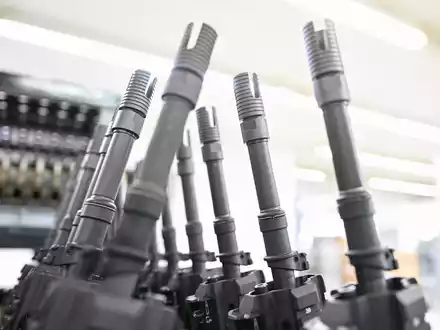 In einer Produktionshalle des Waffenherstellers Heckler & Koch in Oberndorf stehen fertige Sturmgewehre vom Typ HK416 aufgereiht. - Foto: Bernd Weißbrod/dpa