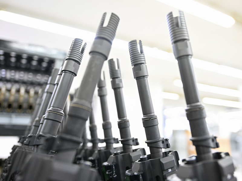 In einer Produktionshalle des Waffenherstellers Heckler & Koch in Oberndorf stehen fertige Sturmgewehre vom Typ HK416 aufgereiht. - Foto: Bernd Weißbrod/dpa