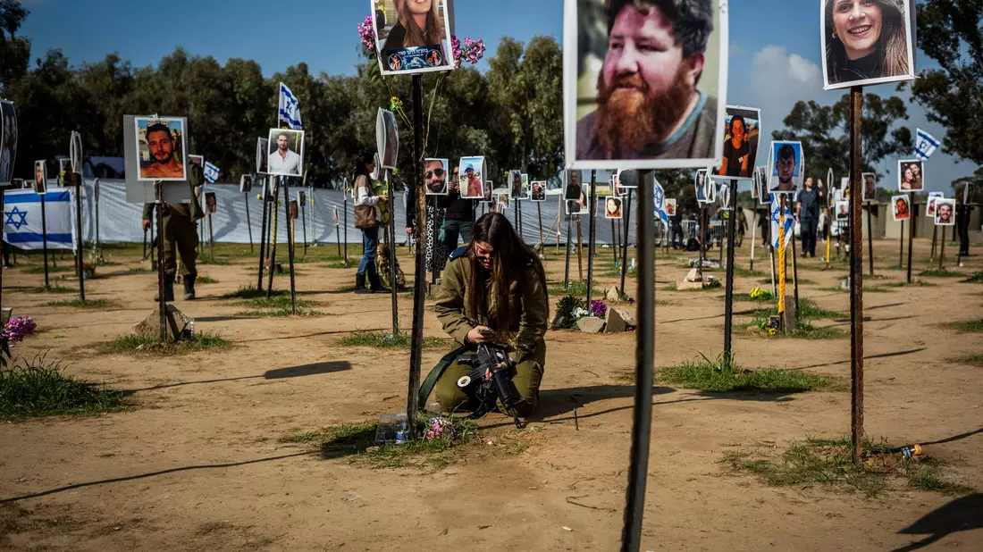 Angehörige der Opfer des Hamas-Massakers wollen in den USA Entschädigungszahlungen einklagen. (Archivbild) - Bild: Ilia Yefimovich/dpa