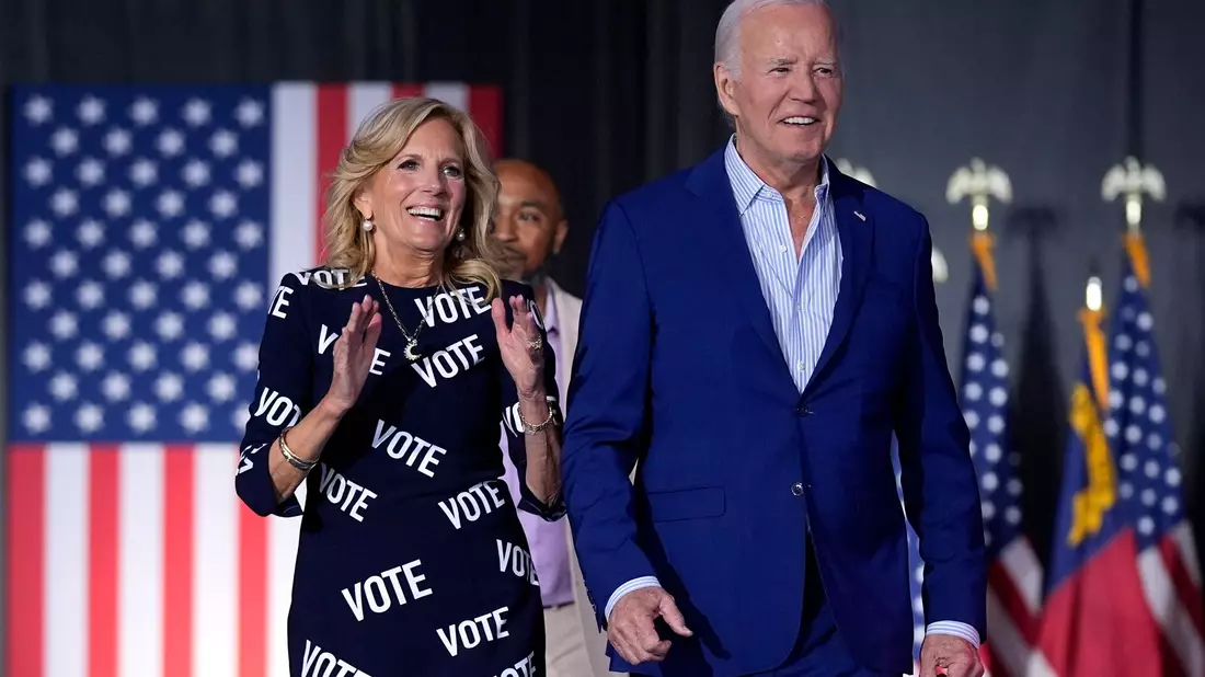 Jill Biden im auffälligen Kleid mit«Vote»-Aufschrift - auf Deutsch sinngemäß: «Geh wählen.» (Archivbild) - Bild: Evan Vucci/AP/dpa