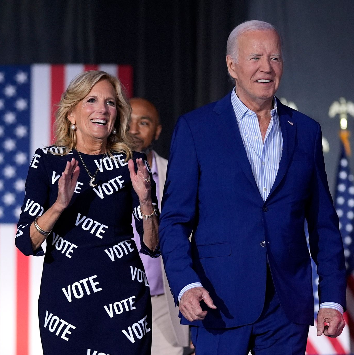 Jill Biden im auffälligen Kleid mit«Vote»-Aufschrift - auf Deutsch sinngemäß: «Geh wählen.» (Archivbild) - Foto: Evan Vucci/AP/dpa