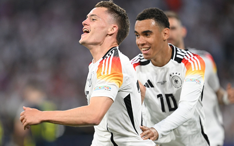 In der Liga Konkurrenten, im DFB-Trikot die Zukunft: Florian Wirtz (l.) und Jamal Musiala. - Foto: Sven Hoppe/dpa