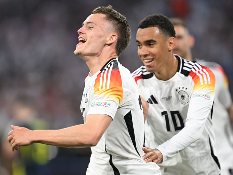 In der Liga Konkurrenten, im DFB-Trikot die Zukunft: Florian Wirtz (l.) und Jamal Musiala. - Foto: Sven Hoppe/dpa