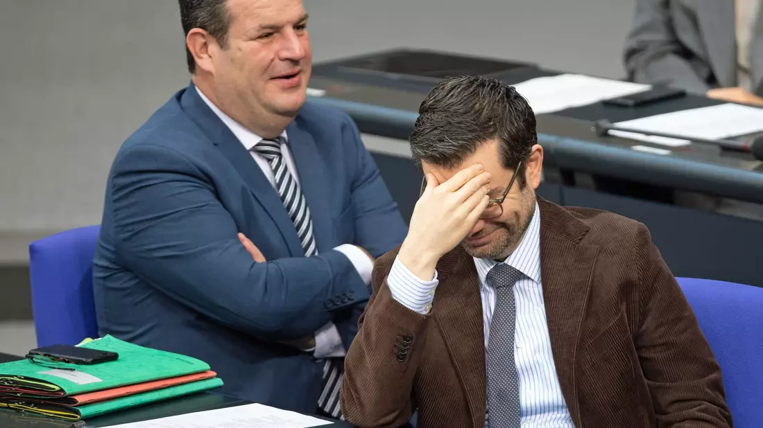 Justizminister Buschmann und Arbeitsminister Heil reagieren in einer Plenardebatte auf einen Zwischenruf (Archivbild). - Bild: Jonathan Penschek/dpa