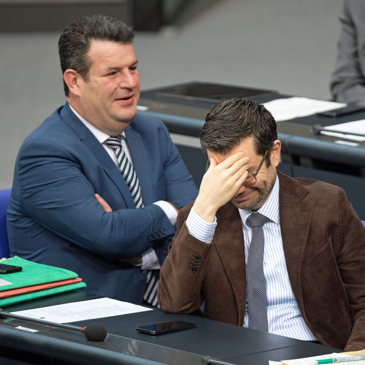 Justizminister Buschmann und Arbeitsminister Heil reagieren in einer Plenardebatte auf einen Zwischenruf (Archivbild). - Foto: Jonathan Penschek/dpa