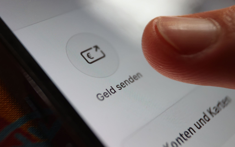 In Deutschland sind zum Start des Bezahlsystems Weo die Sparkassen und Volksbanken mit an Bord. - Foto: Karl-Josef Hildenbrand/dpa