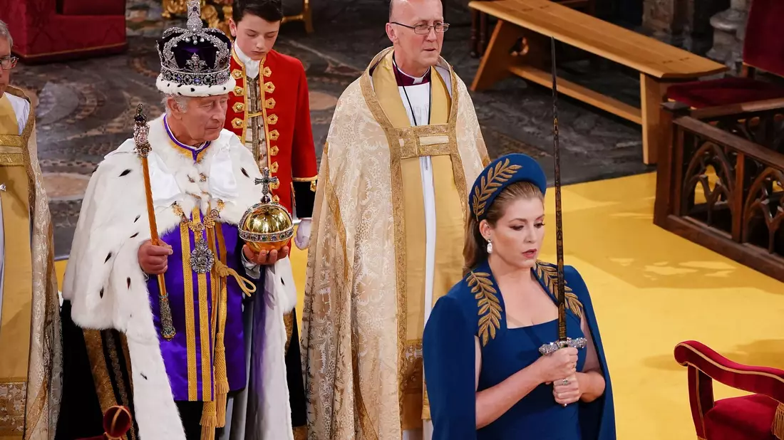 Penny Mordaunt trug bei der Krönung von Charles ein schweres Schwert. - Bild: Yui Mok/Pool PA via AP/dpa