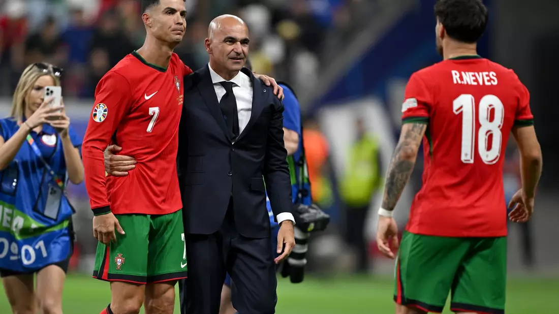 Ronaldo musste nach seinem verschossenen Elfmeter getröstet werden. - Bild: Arne Dedert/dpa