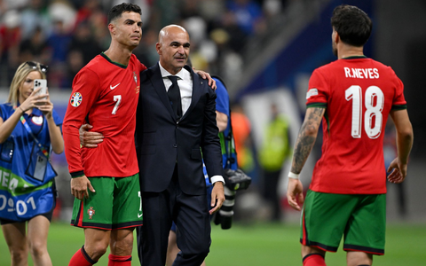 Ronaldo musste nach seinem verschossenen Elfmeter getröstet werden. - Foto: Arne Dedert/dpa