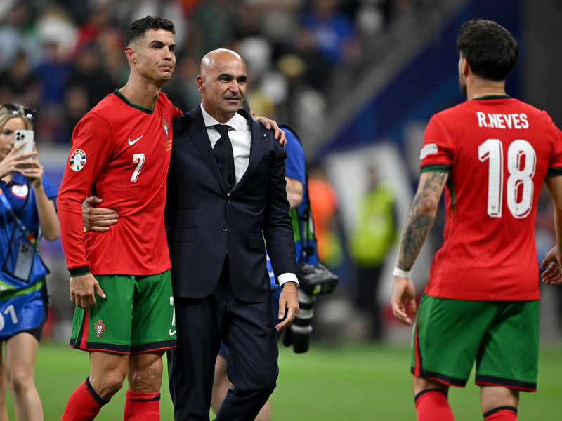 Ronaldo musste nach seinem verschossenen Elfmeter getröstet werden. - Foto: Arne Dedert/dpa