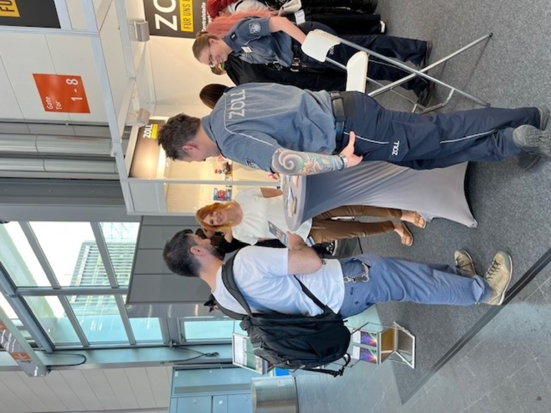 GZD: Die Zentralstelle Gewerblicher Rechtsschutz und das Hauptzollamt Düsseldorf informieren auf der DoKomi 2024 - Foto: presseportal.de