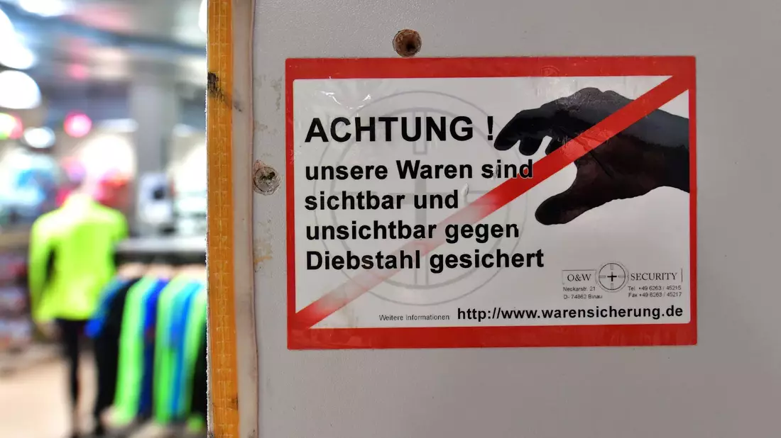 Geschäfte verstärken ihre Überwachung gegen Langfinger. - Bild: Martin Schutt/dpa-Zentralbild/dpa
