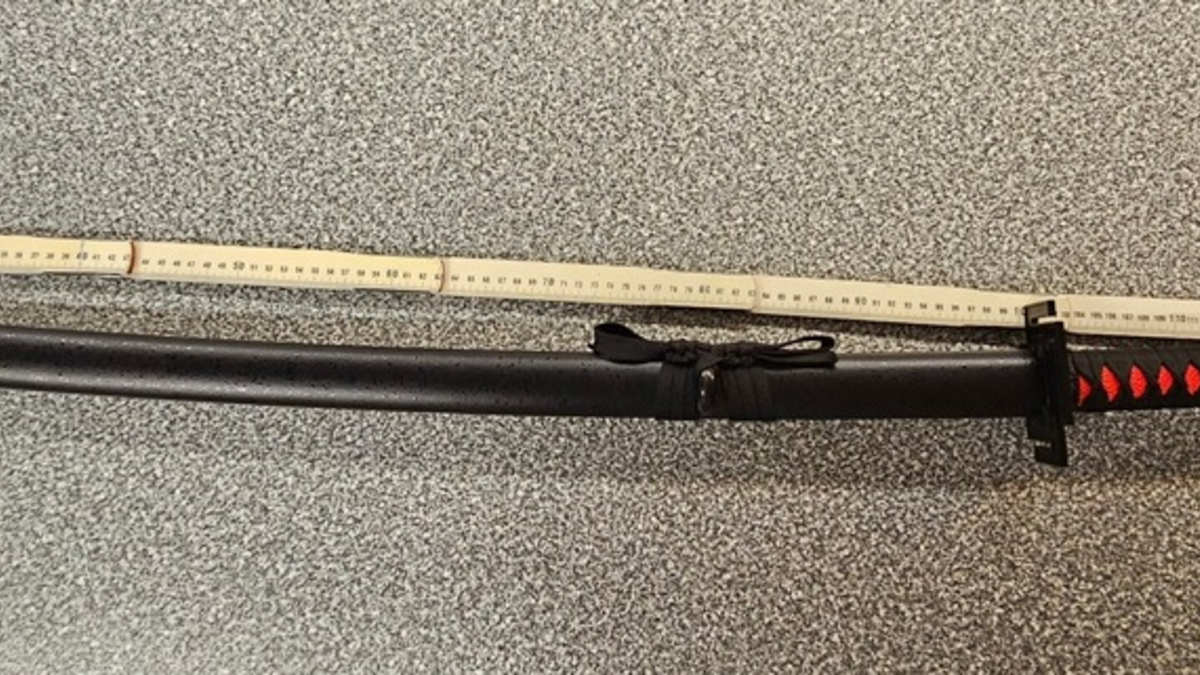 BPOL NRW: Schwert mit verfassungswidrigem Kennzeichen - Bundespolizei stellt 19-Jährigen - Foto: presseportal.de