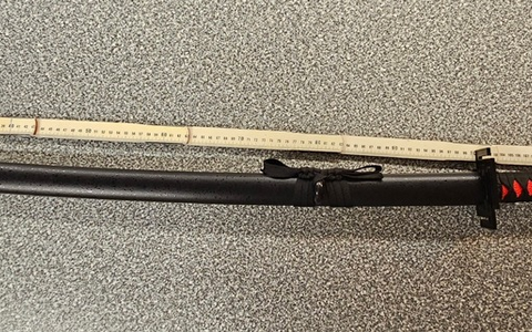 BPOL NRW: Schwert mit verfassungswidrigem Kennzeichen - Bundespolizei stellt 19-Jährigen - Foto: presseportal.de