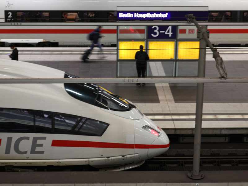 In Europa sollten viel mehr Bahn-Direktverbindungen das Reisen auf der Schiene attraktiver machen, fordert Greenpeace. - Foto: Hannes P. Albert/dpa