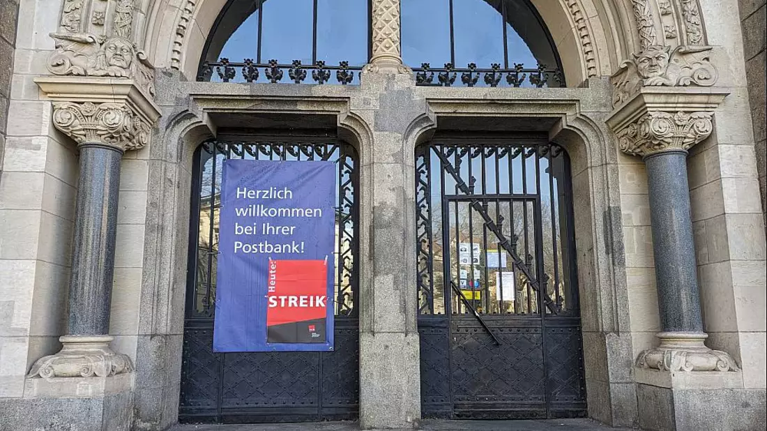 Streik-Hinweis an einer Postbank-Filiale (Archiv) - Bild: über dts Nachrichtenagentur