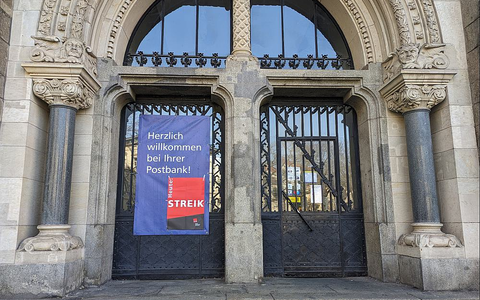 Streik-Hinweis an einer Postbank-Filiale (Archiv) - Foto: über dts Nachrichtenagentur