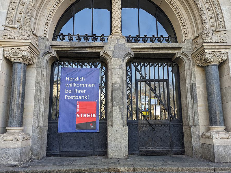 Streik-Hinweis an einer Postbank-Filiale (Archiv) - Foto: über dts Nachrichtenagentur