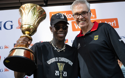 Bundestrainer Gordon Herbert (r) und sein Kapitän Dennis Schröder mit dem WM-Pokal. - Foto: Boris Roessler/dpa Bundestrainer Gordon Herbert (r) und sein Kapitän Dennis Schröder mit dem WM-Pokal. - Foto: Boris Roessler/dpa