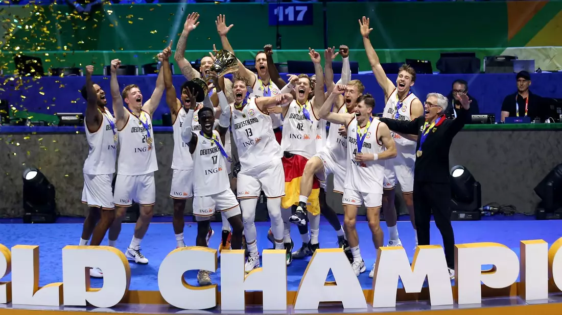 Die deutschen Weltmeister schreien ihre Freude heraus. - Bild: Matthias Stickel/dpa