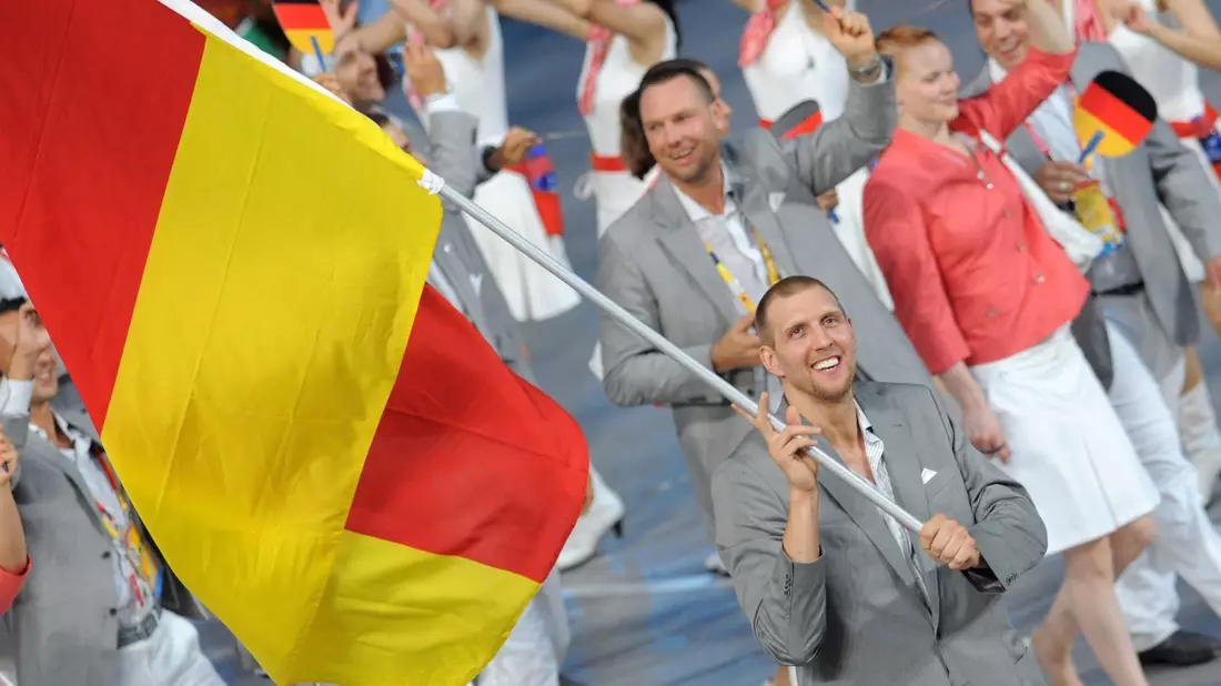 Für Dirk Nowitzki war es bei den Olympischen Spielen 2008 in Peking eine große Ehre deutscher Fahnenträger zu sein.  - Bild: picture alliance / dpa