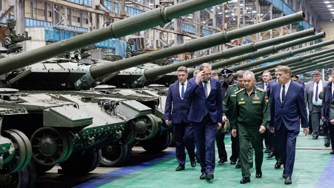 Der damalige russische Verteidigungsminister Sergej Schoigu (2.v.r) besucht eine Werkshalle für Panzerfertigung in der Region Omsk. - Bild: Uncredited/Rusian Defense Ministry Press Service/AP/dpa
