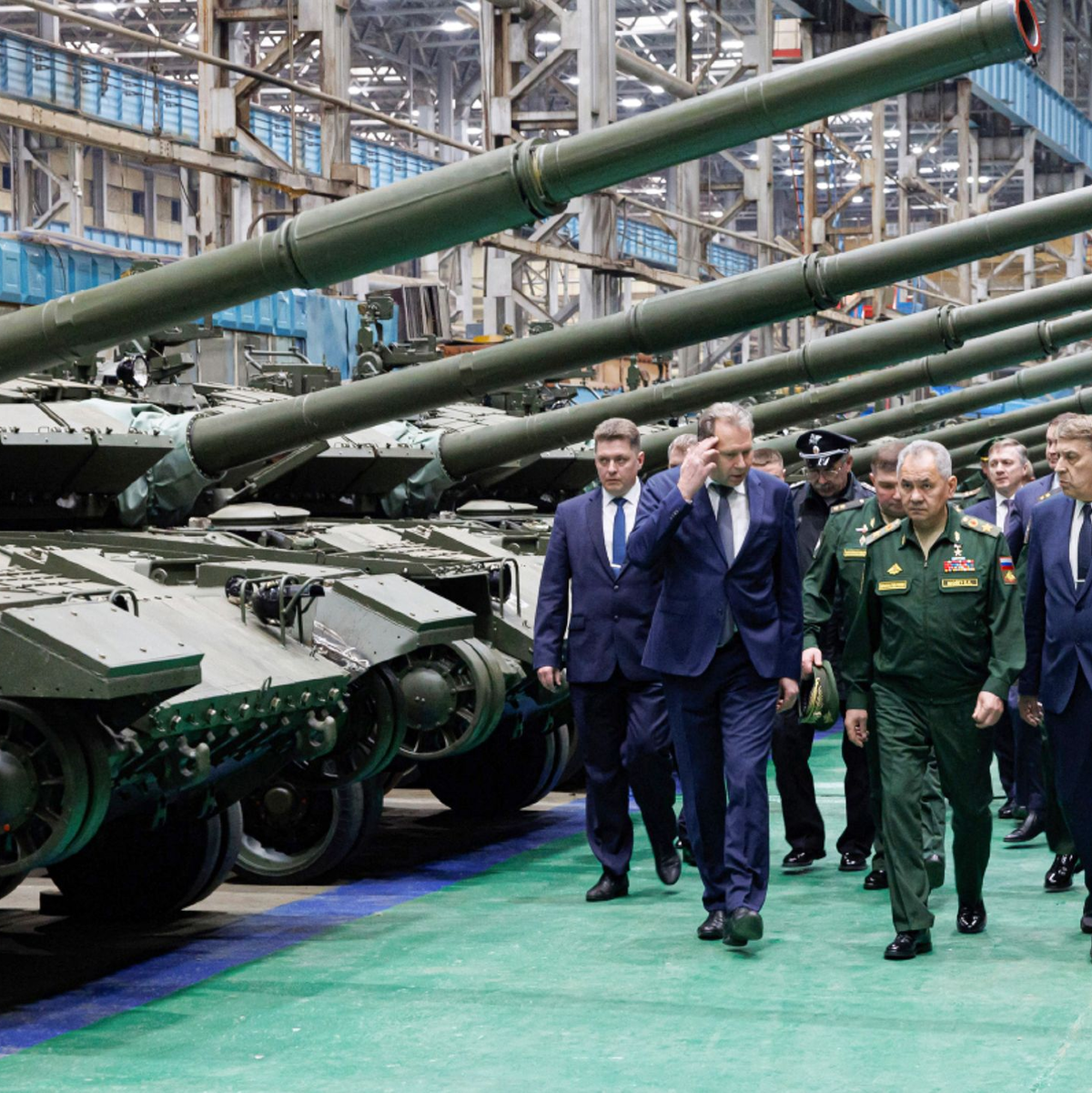 Der damalige russische Verteidigungsminister Sergej Schoigu (2.v.r) besucht eine Werkshalle für Panzerfertigung in der Region Omsk. - Foto: Uncredited/Rusian Defense Ministry Press Service/AP/dpa
