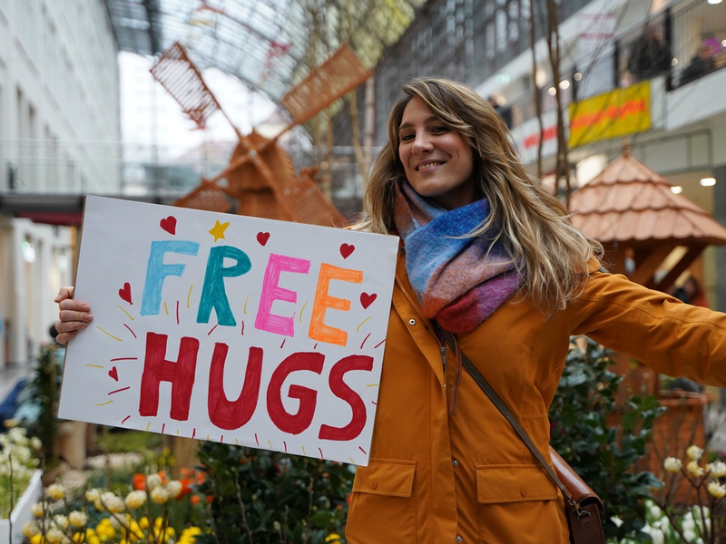 Terra Xplore: Wie viel fühlst du? mit Jasmina Neudecker im ZDF / Drei Folgen über körperliche Grenzen und Berührung - Foto: presseportal.de