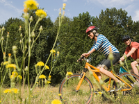 Volle Kraft voraus durch den Sommer / So halten Best-Ager beim Wandern, Schwimmen oder Radfahren ihre Muskeln fit - Foto: presseportal.de