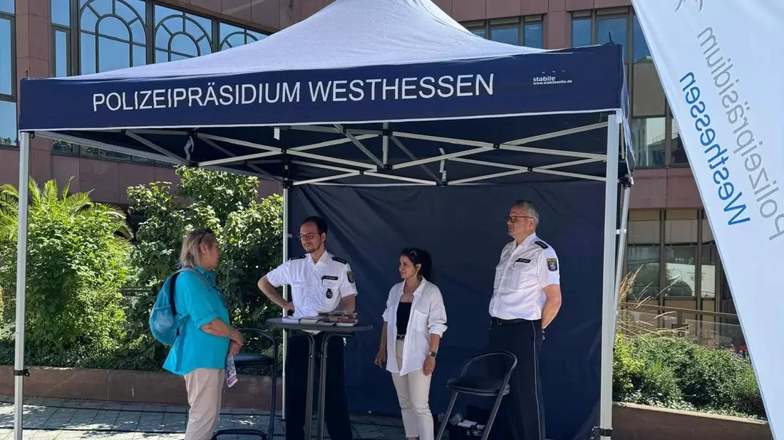 POL-HG: Gute Tipps und gute Laune - Präventionsstand in Bad Homburg ein voller Erfolg - Bild: presseportal.de