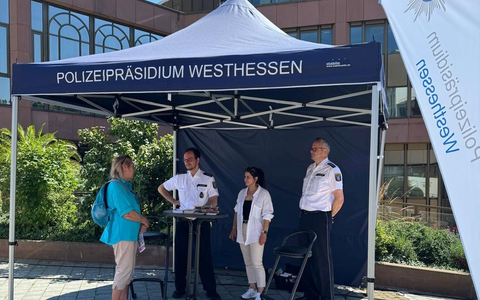 POL-HG: Gute Tipps und gute Laune - Präventionsstand in Bad Homburg ein voller Erfolg - Foto: presseportal.de