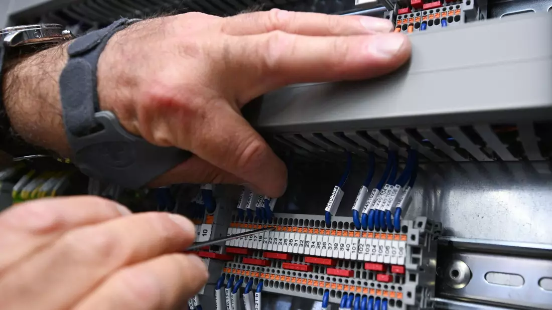 Großes Erfahrungswissen und gut vernetzt: Ältere Beschäftigte sind eine wertvolle Ressource für Unternehmen. - Bild: Bernd Weißbrod/dpa
