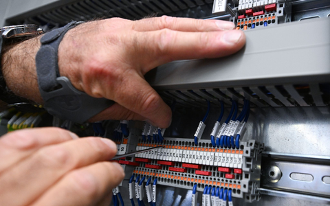 Großes Erfahrungswissen und gut vernetzt: Ältere Beschäftigte sind eine wertvolle Ressource für Unternehmen. - Foto: Bernd Weißbrod/dpa
