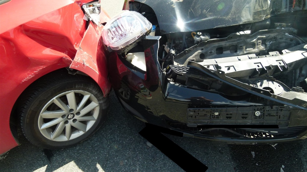 POL-MI: Vier Autos bei Verkehrsunfall beschädigt - Foto: presseportal.de