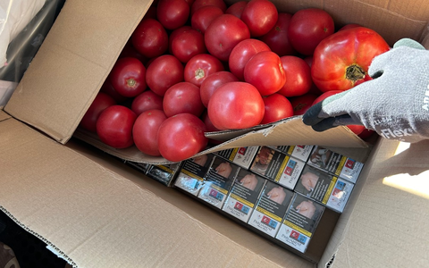 HZA-EF: Zoll entdeckt Schmuggelware unter Tomaten / Fahrer versteckt 7.000 Zigaretten und 20 Liter Alkohol und muss nun rund 1.400 Euro Steuern zahlen - Foto: presseportal.de