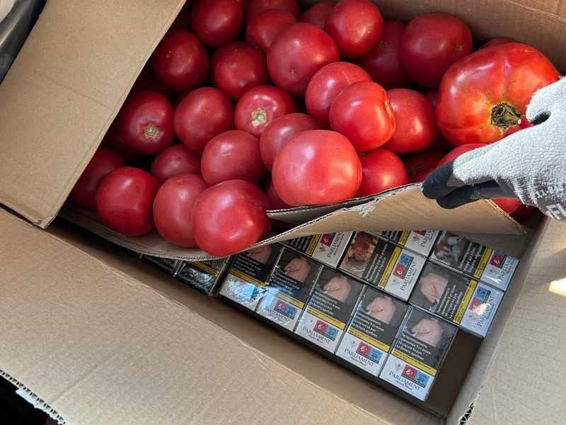 HZA-EF: Zoll entdeckt Schmuggelware unter Tomaten / Fahrer versteckt 7.000 Zigaretten und 20 Liter Alkohol und muss nun rund 1.400 Euro Steuern zahlen - Foto: presseportal.de