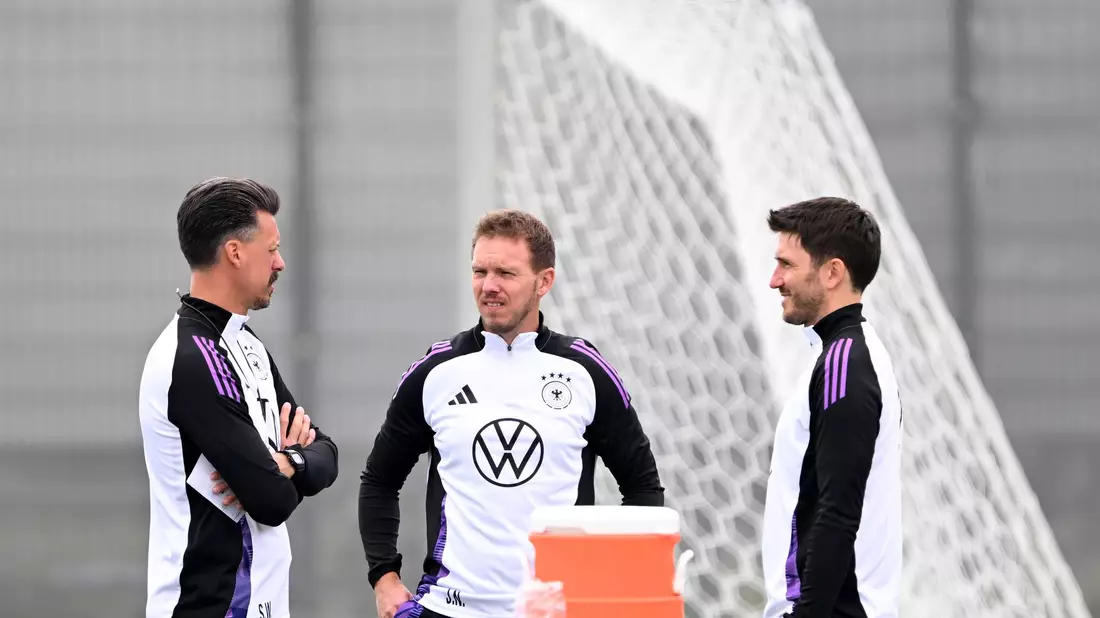 Bundestrainer Julian Nagelsmann (M) und seine Co-Trainer Benjamin Glück (r) und Sandro Wagner beim Training. - Bild: Federico Gambarini/dpa