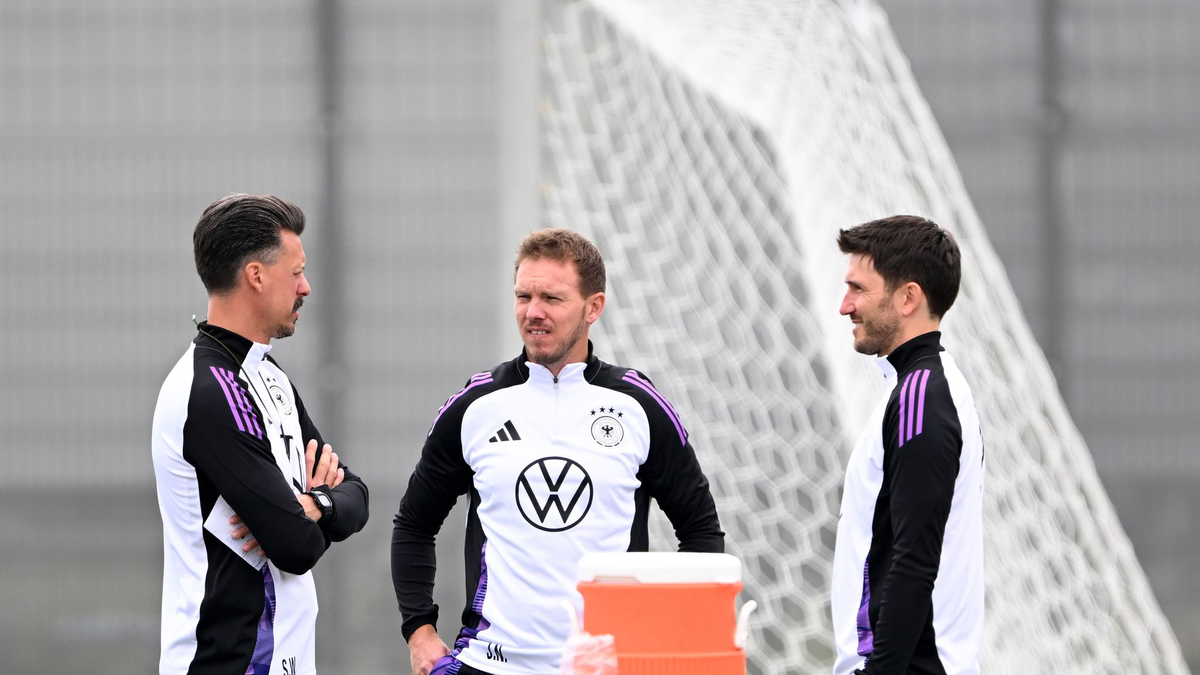 Bundestrainer Julian Nagelsmann (M) und seine Co-Trainer Benjamin Glück (r) und Sandro Wagner beim Training. - Foto: Federico Gambarini/dpa