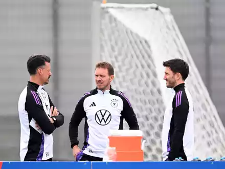 Bundestrainer Julian Nagelsmann (M) und seine Co-Trainer Benjamin Glück (r) und Sandro Wagner beim Training. - Foto: Federico Gambarini/dpa