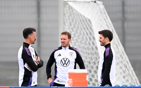 Bundestrainer Julian Nagelsmann (M) und seine Co-Trainer Benjamin Glück (r) und Sandro Wagner beim Training. - Foto: Federico Gambarini/dpa